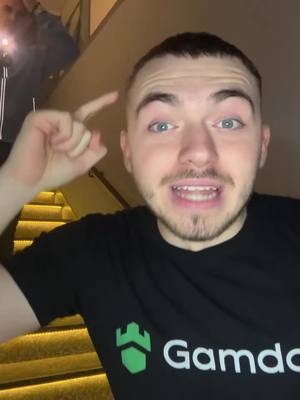 A post by @goldenitoo on TikTok caption: U PETAK IZLAZI NAJLUÐA NOVOGODIŠNJA ŽURKA SA JUTJUBERIMA