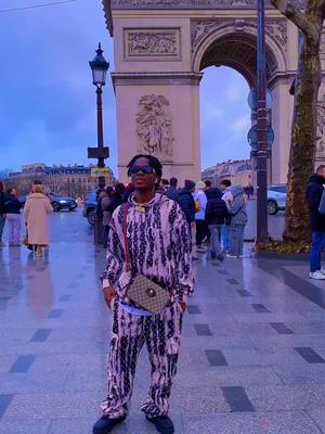 A post by @baldeanata2 on TikTok caption: #224guinnee🇬🇳❤️_tik_tok #flowershower #europe 