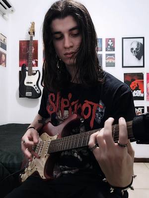 A post by @gabirubernardo on TikTok caption: Судно #fyp #dark #guitarplayer #guitarcover #darkwave #Молчат #Дома #молчатдома 