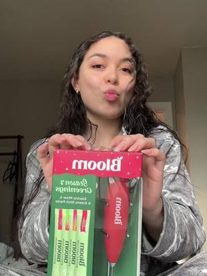 A post by @yamelgamboa on TikTok caption: 💚💚💚  #unboxing #bloomgreens #review #fyp #christmasgift 