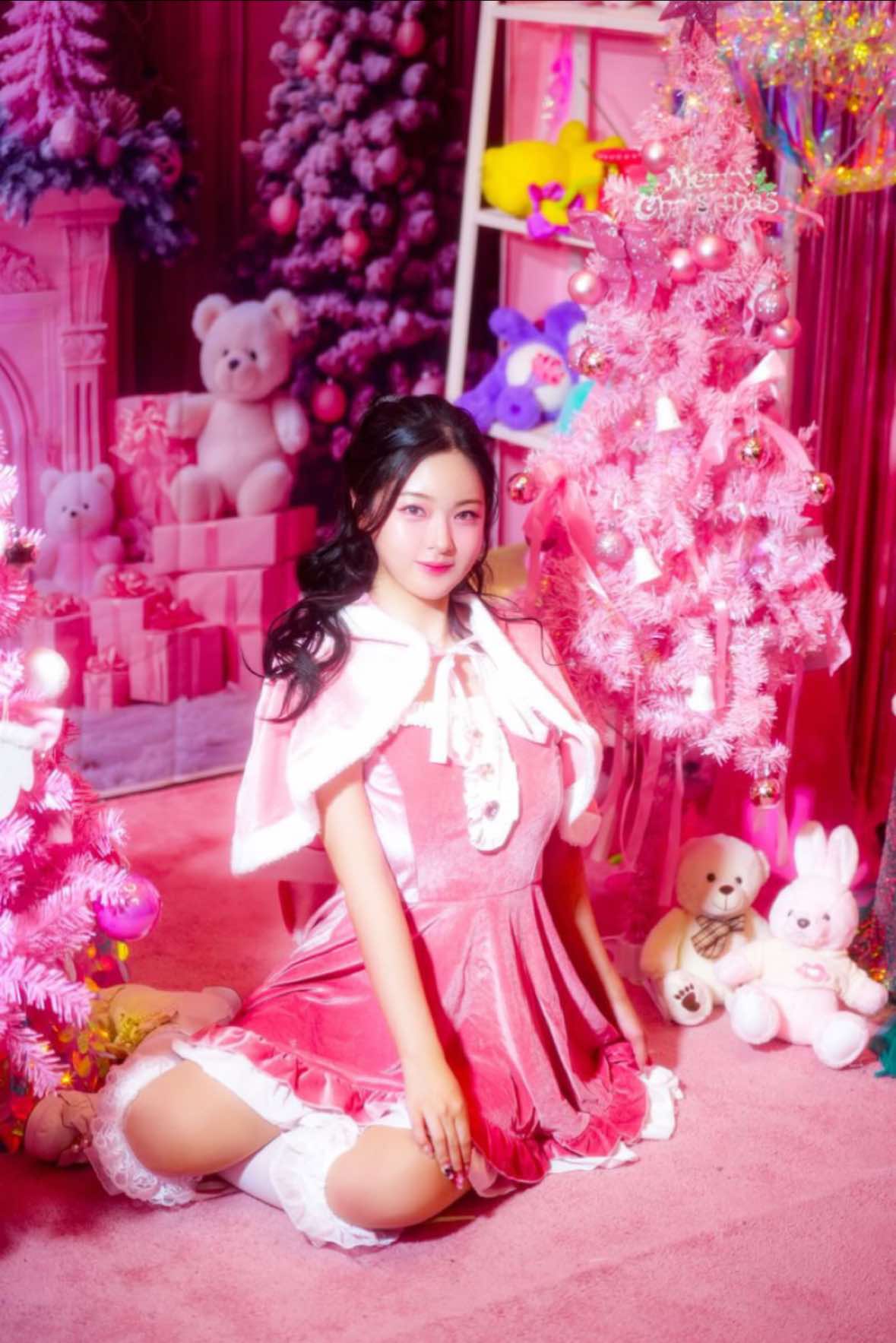 A post by @k.cherryrrehc on TikTok caption: #christmas #christmastree #christmastiktok #크리스마스 #김체리 #추천 #fyp #trending #tiktok 