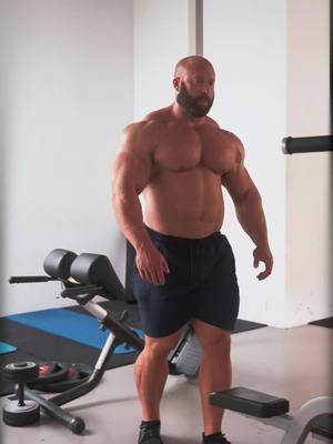 A post by @petarklancir on TikTok caption: How to 👉  #chest dip! 👊 -------------------------------- #chestdips #chestday #chestworkout #gymworkout #bodybuilder #gymtips #workouttime #workouttips