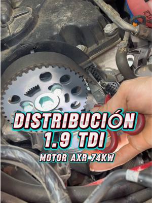 A post by @motortips_ on TikTok caption: 🎁24/24🎅 Felices fiestas !!Instagram: motortips_ , te vas a perder el contenido diario? #mecánica #mecánico #distribución #vagcars #coche #motor #tips #pasoapaso #tutorial #viral_video #taller #diesel #asmr #relaxing 