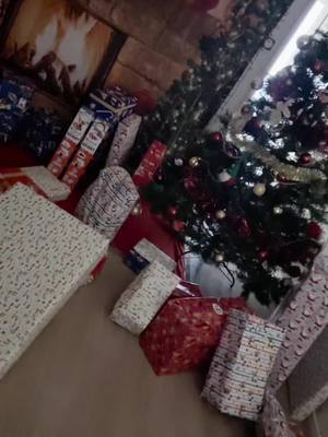 A post by @elodie7280 on TikTok caption: Le père Noël à déposer les cadeaux ils vont les voirs demain matin vous voulez la réaction ? 😍