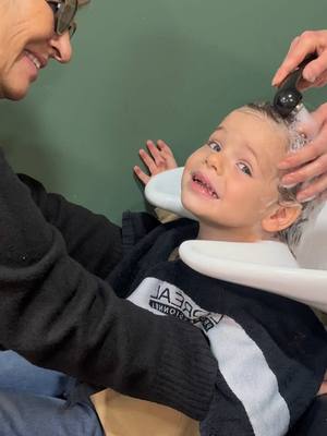 A post by @hillarygiovanni on TikTok caption: La hantise de Matteo… Le coiffeur 💇  Allons-nous réussir à lui faire une belle coupe de cheveux pour Noël ? #Noel #enfants #coiffeur #tiktok #pourtoi 