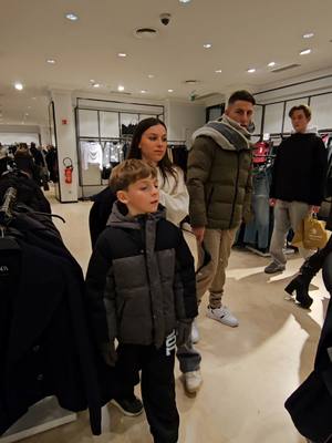 A post by @fannykaforever on TikTok caption: je vous souhaite de passer un bon réveillon 🥰🥰🥰🥰#Vlog #zara #marchedenoel #noel 