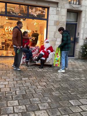 A post by @arthurandsimon on TikTok caption: Papie ou papy ? 🧐 Un joyeux Noël à vous !! 😂🫶🏻🎄🎅