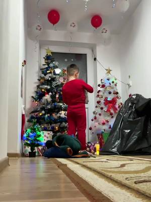 A post by @radunittu on TikTok caption: Trebuie să vedeți asta! 😂🎅🏻❤️ #fyp #fy #Love #foryoupage #fyppppppppppppppppppppppp #merrychristmas #romania🇷🇴 #funny #familytime 