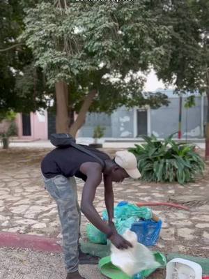 A post by @latzodoze1 on TikTok caption: Lou mata bayi xèl Dafa diot nioune nieup niou diogu nguir sopi sougnou rew ande ci ak environnement bou sél Telechargez l’application pour faire partie du changement. #lviaSénégal  #mercatocircolare  #fondazionecariplo #fondazionecompagniadisanpaolo #Agenziaitalianaperlacooperazioneallosviluppo #jveSénégal #viral_video #humour 