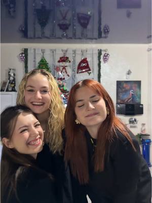 A post by @alizeebois on TikTok caption: ⭐️24/24⭐️ Les Totally Spies réunies 💛❤️💚 la fin je pleure de rire désolée minus  @Elsa Bois @lil’  #fyp #adventcalendar 