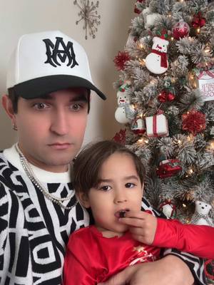 A post by @manu on TikTok caption: Feliz Navidad 🎄 