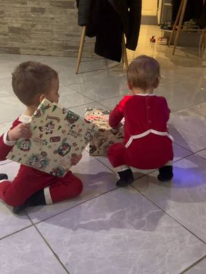 A post by @elodie7280 on TikTok caption: Ils sont super content et encore ils on pas vu à la maison 🎅🏻 Joyeux Noël à tous 🎄