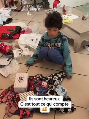 A post by @team_ashton on TikTok caption: Le père Noël est passer 😜😜😜