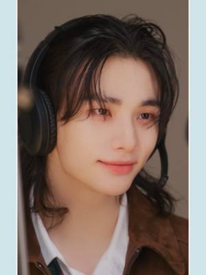 A post by @straykids_japan on TikTok caption: Stray Kids「Christmas Love」 Music Video Making Movie (Hyunjin ver.)   STAY❣ まだまだスキズが特別な夜をプレゼント🎁 #StrayKids #スキズ #Hyunjin #ヒョンジン #SKZ_ChristmasLove