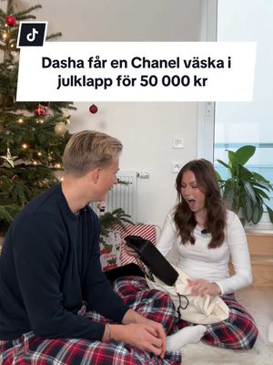 A post by @oliverkastell on TikTok caption: Överraskar @Daria med en Chanel väska för 50 000 kr i julklapp🎄💸