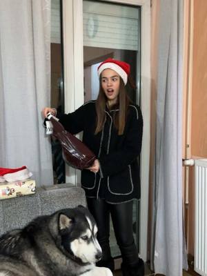 A post by @annalazarevic on TikTok caption: Srećan Božić svima koji slave! Koji vam se poklon najviše dopao?❤️🎅🏻 #christmas 