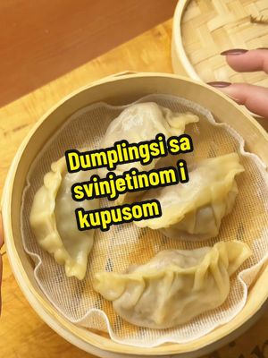 A post by @__kacolina on TikTok caption: ✨Dumplingsi sa svinjetinom i kupusom✨ Sastojci za punjenje: - Mlevena svinjetina 400-500gr - Biber po ukusu - Kaščica rendanog đumbira - Kaščica rendanog belog luka - 1 kašika ulja (kod mene susamovo) - 2 kašike soja sosa - 2 kašike sosa od ostriga (ako nemate, ubacite još jednu kašiku soja sosa) - Kupus seckani oko 200gr 1. Sve sastojke pomešajte i ostavite sa strane dok pripremate testo. Testo: - Brašno 250gr - Voda 130ml 2. Brašno postepeno pomešajte sa vodom, zamesite i pokrijte kesom ili folijom na 15 minuta. 3. Posle 15 minuta testo razmesite i opet ga ostavite na sat vremena da miruje.  4. Nakon sat vremena testo podelite na 4 dela, razvucite rukom kao i ja i opet podelite na 4 dela (ako želite veće dumplingse) ili na 8 za malene dumplingse. 5. Ostatak zavijanja se vidi u snimku. Kuvaju se na pari 10 minuta ako su manji, ili 15 ako su veći komadi. Za hrskavi deo: - 2 kaščice brašna (ravne) - Pola čaše vode - Prstohvat soli 6. Skuvane dumplingse prebacite na pouljen tiganj, dodajte mešavinu brašna i vode i ostavite da se krčka dok ne porumeni.  7. Poslužite uz soja sos, ili chilli ulje. Prijatno! 🥰 #kacolina #Recipe #recept #EasyRecipe #pork #balkanfood #balkantiktok #balkanviral #christmasdinner #dumplings #porkdumplings 