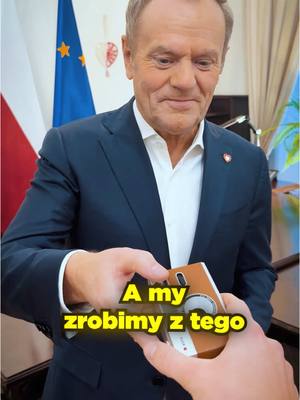 A post by @donald_tusk on TikTok caption: Wesołych Świąt! #święta #tusk #cristmas 