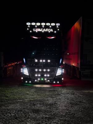 A post by @alessandroleozappa on TikTok caption: #leozappatrasporti #camionistaperpassione #italianstyle🇮🇹 #neiperte #vitadacamionista #passione #bigtrucks #voliamoneixte✈ #viralvideo #💎 #volvotrucksitalia #led #occhi #cars 