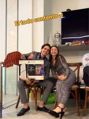 A post by @andreasevillaa on TikTok caption: Ame su reacción🥰 #parati #fyp #trending #Novios #reaccion #couple #Viral #PS5 #trend @Ulises RoLo 