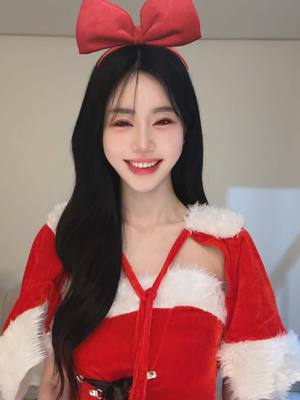 A post by @yooniny on TikTok caption: 집에서 크리스마스 즐기기🤣❤️🎄 #fyp #merrychristmas #merryxmas 