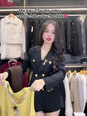 A post by @hoangkhuyen_1 on TikTok caption: Chân váy len thỏ ép dày đanh mịn, siêu hack dáng và dễ phối đồ. Mẹ bầu 27w mặc như video ạ🎀🎀 Bán nhiều rồi giờ lên video phối đồ ce tham khảo nha❤️🧧🎀 #HoangKhuyenBoutique #xuhuong #doxinhmoingay #chânvayxinh 