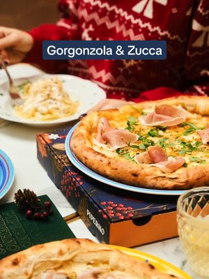 A post by @pipernopizza on TikTok caption: Gorgonzola & Zucca ! 🧡 Savoure une pizza où la douceur de la crème de potiron rencontre l’intensité du Gorgonzola. Une création inédite qui célèbre l’hiver avec raffinement. Disponible dès maintenant dans tous nos restaurants.  Alors, prêt à succomber ? #piperno #allapiperno #pizzalovers #distagione #italianfood #hiver