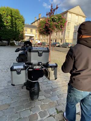 A post by @hugoproofficiel on TikTok caption: La technique pour l'interfile a paris avec les valises 😂 #interfile #paris #peripherique #motard #valise