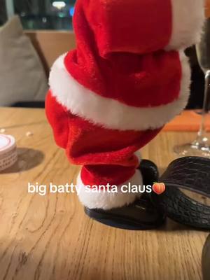 A post by @fatmajessicaa on TikTok caption: nissen har bunda #foryoy #fyp #foryoupage #santaclause #twerk 