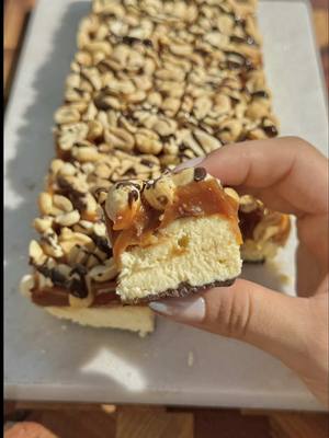 A post by @kulinaria.recetas on TikTok caption: Mi reemplazo al típico turrón navideño. Que terminó siendo más una torta que un turrón pero porfavor que rico: TURRÓN DE TOFFEE Y CHEESECAKE🥜. 👉🏻INGREDIENTES para un molde de budinera grande o molde cuadrado de 20x20: -290g de Finlandia Verde @laserenisimaok. -3C de azúcar. -100ml de crema para batir @laserenisimaok. -vainilla. -2 huevos. -150g de azúcar. -180ml de crema para batir @laserenisimaok. -2C de pasta de maní. -100g de maní. -100g de chocolate+1C de pasta de maní. 🔥Un espectáculo, lo prueban y después me cuentan. Atte: Kuli✨. . . . . . #recetasfaciles #turron #postre #postresfaciles #añonuevo 