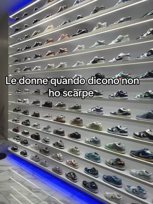 A post by @adinaedena on TikTok caption: #shopping #neiperte #scarpe #nike 