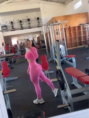 A post by @fitpelinegra on TikTok caption: Eso mi reina a terminar el año entrenando como debe ser 👸🏻💖✨ #gymtiktok #fouryou #fitnessgirl #paratiiiiiiiiiiiiiiiiiiiiiiiiiiiiiii #gymmotivation 