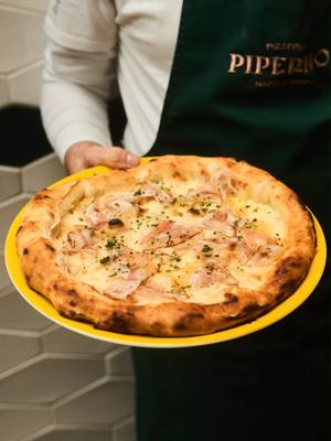 A post by @pipernopizza on TikTok caption: FONTINA & GUANCIALE ! 🧀 En quête de douceur et de réconfort ? Laisse-toi tenter par notre nouvelle création, un hymne à la gourmandise. Une pizza généreuse et chaleureuse qui te fera oublier le froid ! À déguster sur place, à emporter ou bien au chaud depuis chez toi 💛 #piperno #fromagefondu #fontinalovers #pipernoHiver #pizzaaddict #comfortfood #hiver