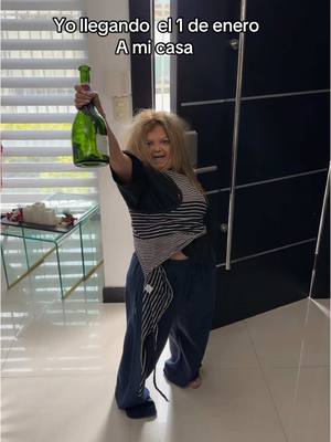 A post by @mariajose.villavicencio on TikTok caption: Regresando de la fiesta de fin de año!!! #quesesequeelmarperonuncalasbotellas #empresariamultimillonaria #felizaño #fyp #viral #parati #trend 