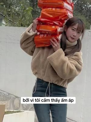 A post by @thuha2kk6 on TikTok caption: bởi vì tôi cảm thấy ấm áp#fyp #viral #foryou #thuha🔥 #girl #funny #funnychina 