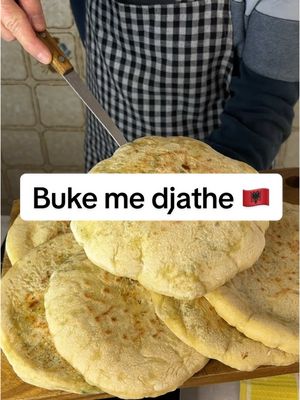 A post by @tima.ne.kuzhine on TikTok caption: Buke te mbushura me djathe 🇦🇱 Perberesit : 25 cl uje i vaket, 4 gr maja buke, 450 gr miell, 1 luge kafe kripe, 10gr vaj ulliri, 100gr mozzarella dhe pak koper 😁 . . . #recetashqiptare #bukemedjath #bukeshtepie 