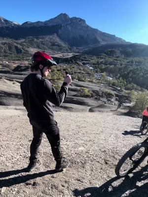 A post by @theo_mathieu04 on TikTok caption: Tu parles avec les mains ! #coach #stage #perf #vtt #mtb