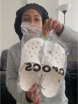 A post by @_limsss_ on TikTok caption: Crocs livre sans boîte ? Ou ça dépend des paires ? #pourtoi #fyp #unboxingvideo #crocs 