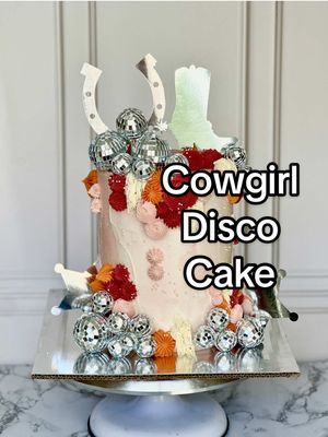 A post by @paola.espinozaa on TikTok caption: Subimos El Paso a paso ? 👀 #cowgirldisco #cowgirldiscocake #spacecowgirl 