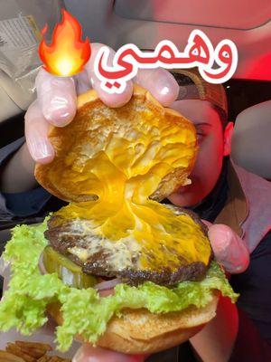 A post by @anasdailys on TikTok caption: افتتاح أكبر فرع لوهمي برجر في ضاحية لبن! 🍔 @WahmyBurgerKSA🍔  نزلوا برجر جمبري بالتارتار صوص والجبن وبمناسبة افتتاح اكبر فروع وهمي نزل برجر فضاء اوريجنال انجوس والوجبه ب25 ريال والساندويتش ب12.5 ريال! 🔥 #وهمي #برجر #اكل #تجربة #مطاعم_الرياض  اعلان