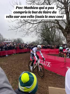 A post by @justinwal29 on TikTok caption: Sacré Mathieu, fais du vélo sur ton vélo non ? 🤔 #goat🐐 #mvdp #mathieuvanderpoel #cyclocross #worldcup 