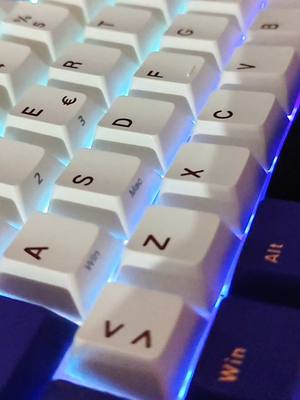 A post by @pencyleando on TikTok caption: Amé este teclado todo precioso. 🗿🤍 Tiene tres modos de conexión, wired mode, 2.4G wireless y Bluetooth 5.1 3 RGB backlight - 20 RGB backlight para las luces, también sigue el ritmo de la música que tengas puesta. 👌🏻 Lo pueden conseguir con @RK ROYAL KLUDGE STORE  #royalkludge #rkS98 #dibujo 