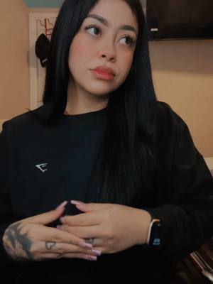 A post by @heidysantamariia on TikTok caption: Silla silla 😂  #camina #yailinlamasviral #parati 