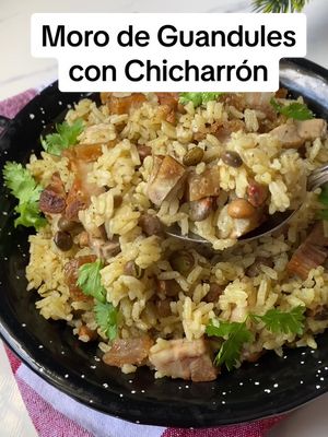 A post by @cocinandoconclaris on TikTok caption: Moro de Guandules con chicharrón #cocinandoconclaris #morodeguandulesconchicharron #moro  INGREDIENTES  2 Tzas de Arroz  3 Tazas de Guandules Verdes Blandos (2 Latas Aprox) 3 Cdas de Sazón Casero(Sofrito) 1 Cda de Ajo 1/4 Cdta de Pimienta 2 Cdas de Sazonador  Chicharrón picado al gusto 2 1/2  Tzas de Agua 1/2 Tza de Cilantro picado  1/2 Cdta de Sal (o al gusto) 2 Cdas de Aceite de Oliva  NOTA: si te gusta con colorcito, agrégale un poco de pasta de tomate, aceite de bija o sazonador con color.