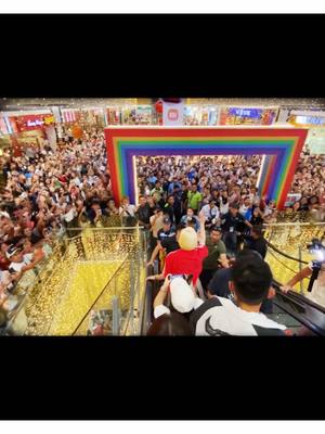 A post by @unkabogableviceganda on TikTok caption: Maraming nagtatanong kung bakit maraming pumipila sa mga pelikula ko lalo na tuwing Pasko. Ito po ang sagot. Dahil po ako at ang masa ay may ugnayan. May relasyon. Nagkakaunawaan kami. Nagmamahalan. Iisa ang lenggwahe namin. Iisa ang pulso. Nagkakaintindihan. Kaya’t di namin iniiwan ang isa’t isa anuman ang mangyari. Yan ang karangalan na patuloy kong tinatanggap mula sa kanila noon pa man hanggang ngayon. Karangalang di lang pang isang gabi. Pangmatagalan. Yan din ang dahilan kung bakit maraming nakarelate sa #AndTheBreadwinnerIs. Dahil totoong istorya nila ito. Kwento ng aming mga pamilya. Masa ang nagbibigay sakin ng tagumpay. Sila ang pamilya ko. Kaya sa masa labis labis ang pagmamahal at pasasalamat ko! #fyp #viceganda 