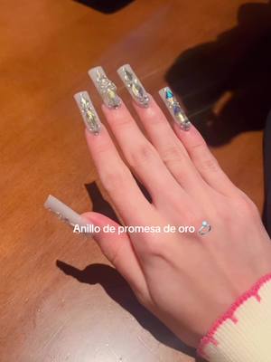 A post by @iamlizgretter on TikTok caption: Mi color favorito es el verde 💚#ring #paratiiiiiiiiiiiiiiiiiiiiiiiiiiiiiii #nails #newyear #2025 #uñas #promesa #anillos #rings #boyfriend #couple 