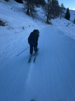 A post by @zoeclaessenss on TikTok caption: un jour au ski❄️😂