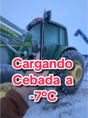 A post by @freddy_wiebe on TikTok caption: Arrancando el tractor a -7°C para cargar Cebada  ##freddywiebe#encendiendotractorenfrio#johndeere#johndeere7320#arranqueenfrio#agriculturaencanada#argentina#mexico#españa#canada_life🇨🇦#cabada