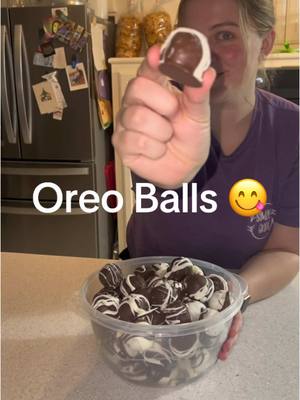 A post by @tayymoreno on TikTok caption: OREO BALLS 😋 #oreoballs #nobakedessert #nobake #oreos #newyearseve #newyearseveparty #CapCut 