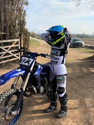 A post by @aressalas2323 on TikTok caption: #parati #fyp #mx #yz125 #mxgril 